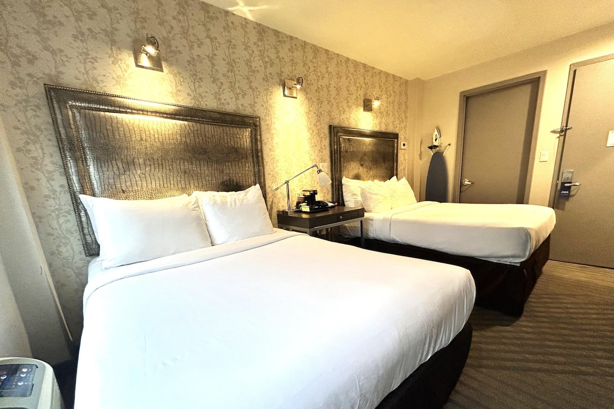 Työpöytä, kannettavalle tietokoneelle sopiva työtila, pimennysverhot