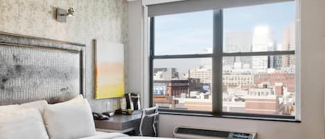 Escritorio, espacio para trabajar con laptop y cortinas blackout