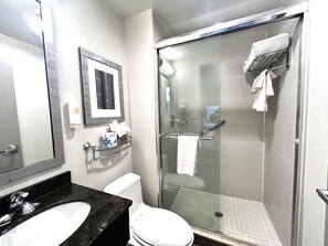 Standard-huone, 2 parisänkyä, tupakointi kielletty, kaupunkinäköala | Kylpyhuone | Erillinen kylpyamme ja suihku, ilmaiset hygieniatuotteet