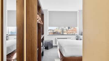 Rom – standard, 1 queensize-seng, tilgjengelighetstilpasset, ikke-røyk (Walk-in Shower) | Skrivebord, skrivebord for bærbar PC og blendingsgardiner