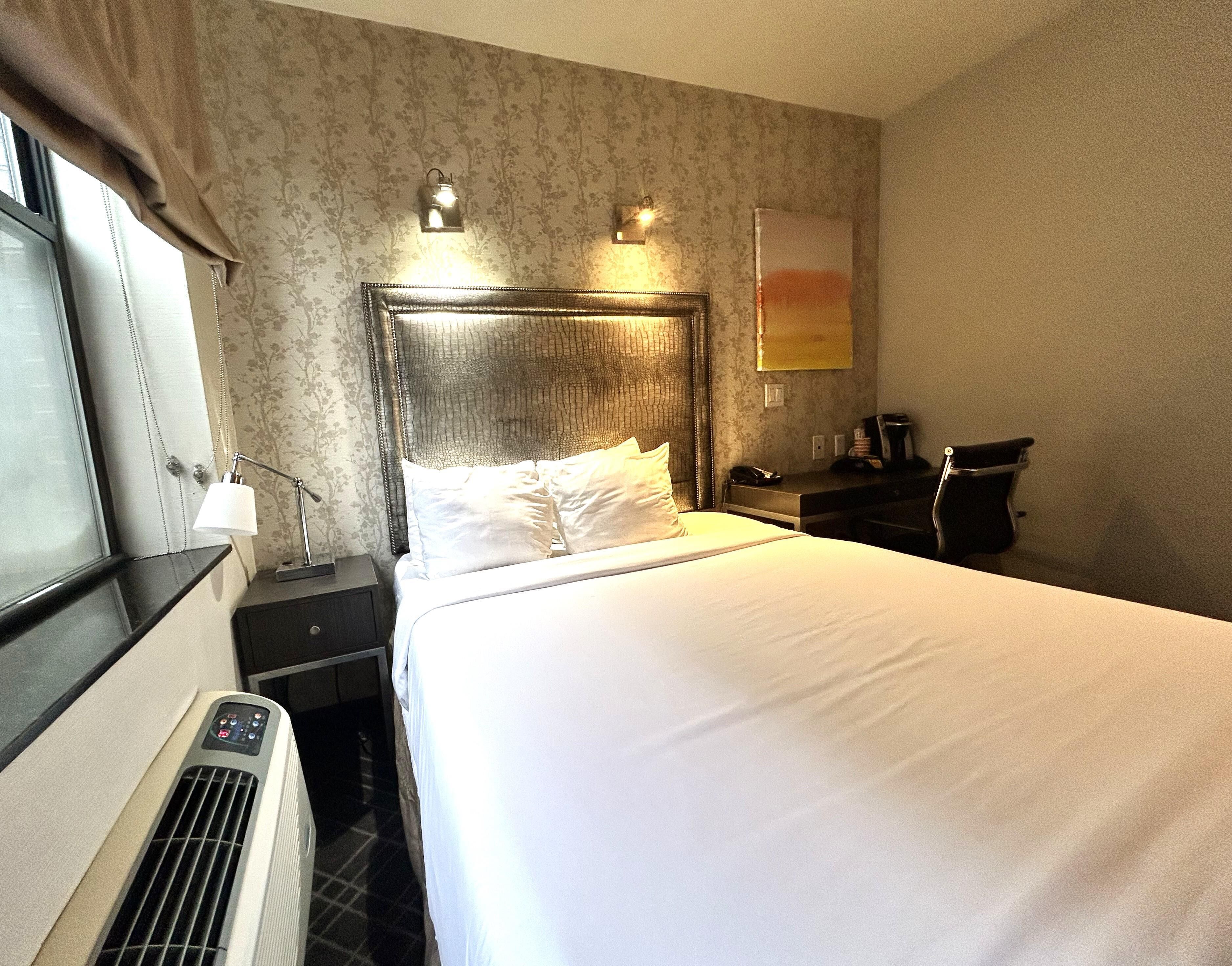 Työpöytä, kannettavalle tietokoneelle sopiva työtila, pimennysverhot