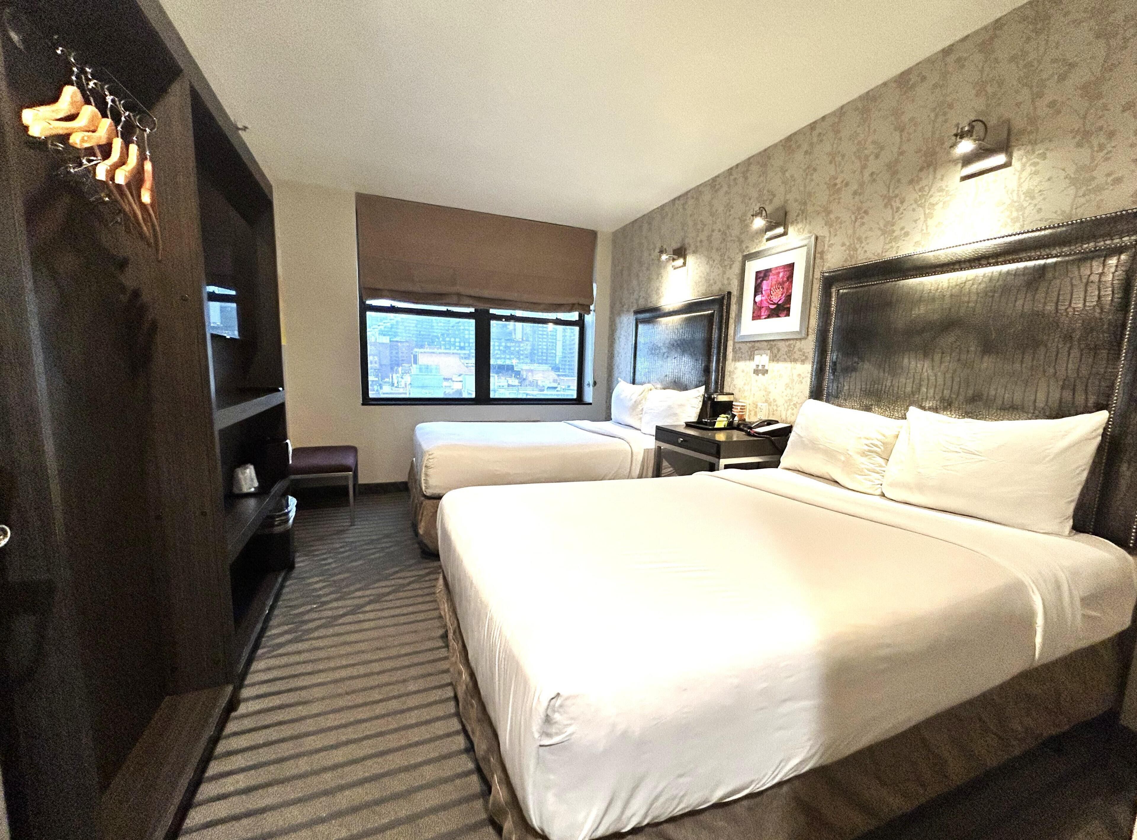 标准房, 2 张双人床, 无烟房, 城市景观 | 办公桌、笔记本电脑工作区、遮光窗帘、熨斗/熨衣板