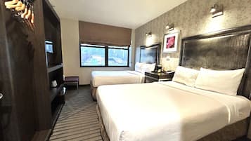 Bureau, espace de travail pour ordinateur portable, rideaux occultants