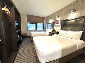 Standard-huone, 2 parisänkyä, tupakointi kielletty, kaupunkinäköala | Työpöytä, kannettavalle tietokoneelle sopiva työtila, pimennysverhot