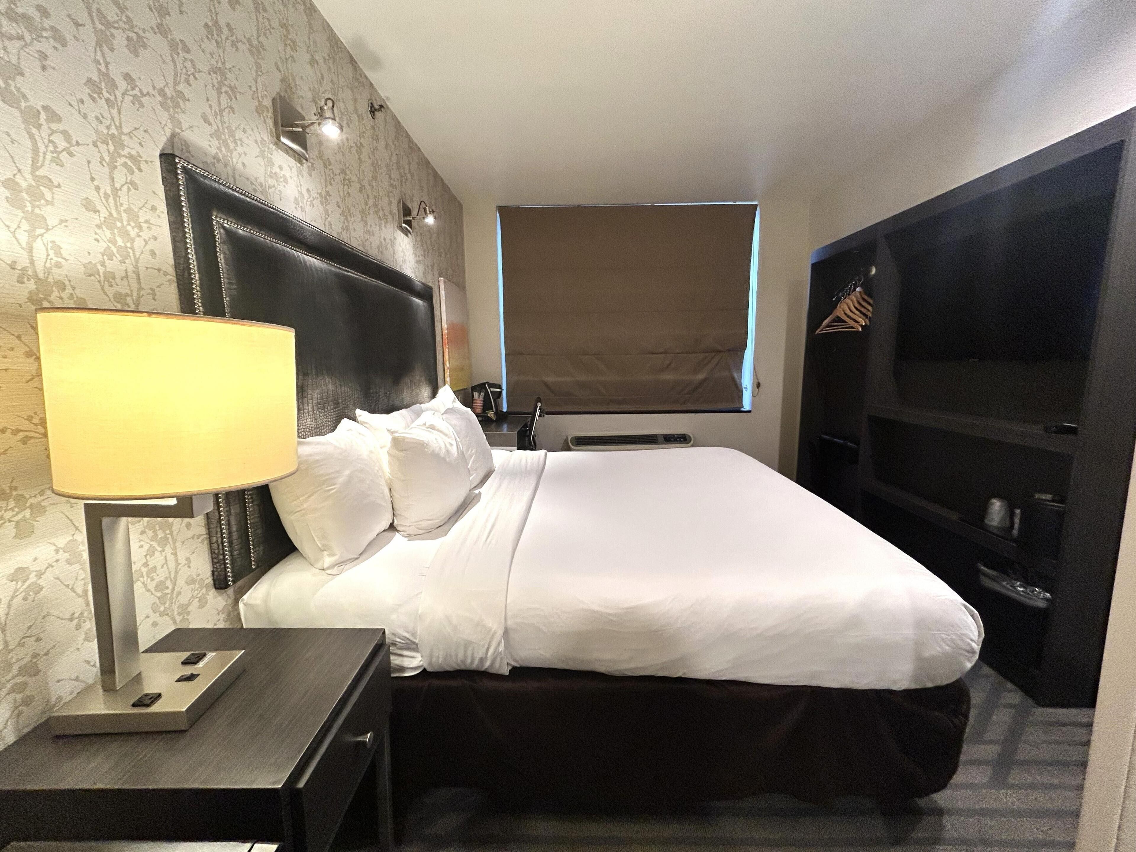 Työpöytä, kannettavalle tietokoneelle sopiva työtila, pimennysverhot