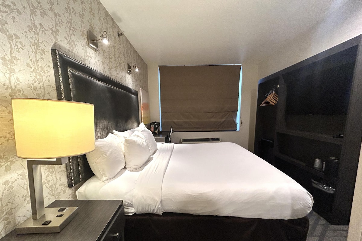 Työpöytä, kannettavalle tietokoneelle sopiva työtila, pimennysverhot