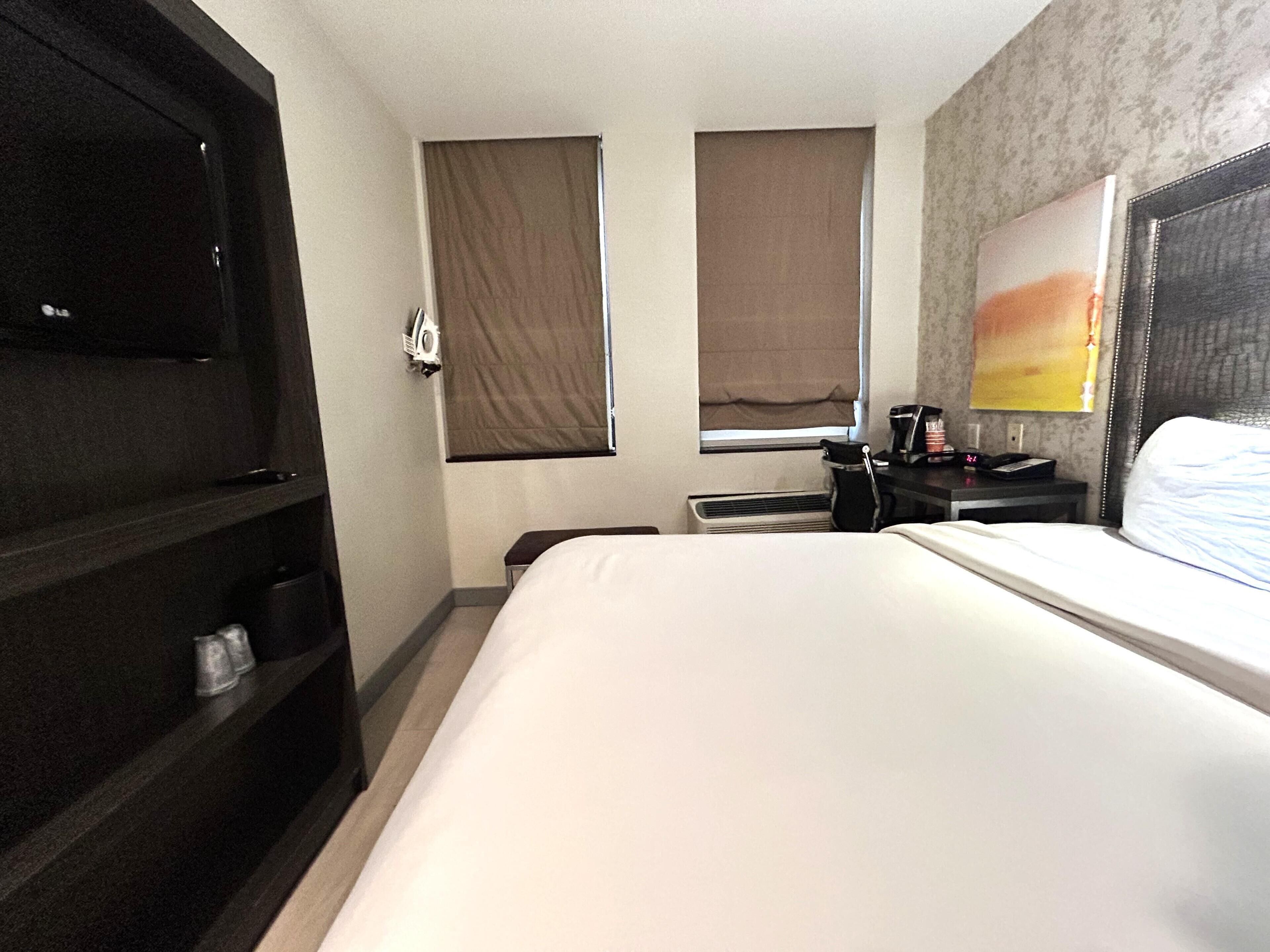 Standard-huone, 1 keskisuuri parisänky, tupakointi kielletty | Työpöytä, kannettavalle tietokoneelle sopiva työtila, pimennysverhot