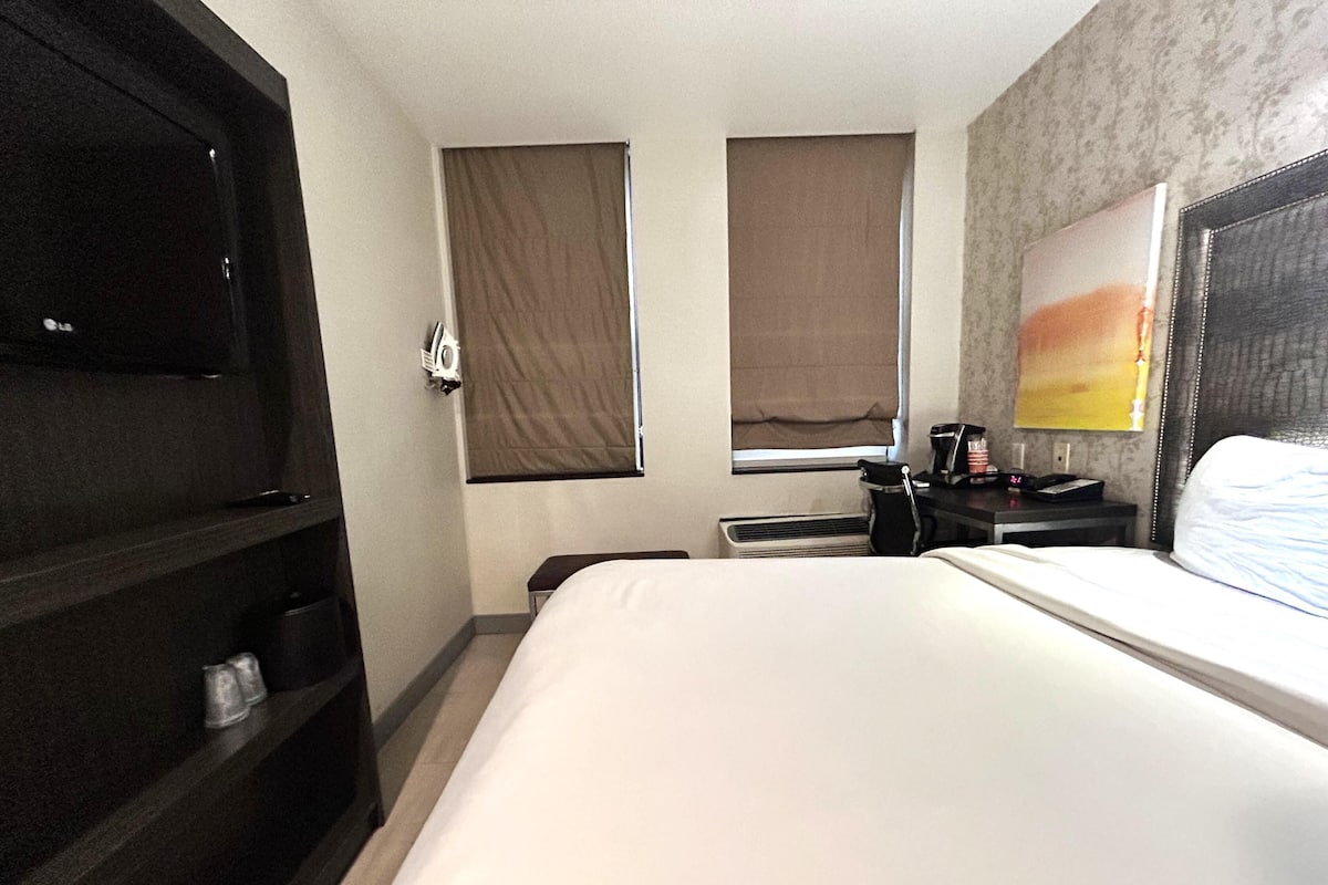 Standard-huone, 1 keskisuuri parisänky, tupakointi kielletty | Työpöytä, kannettavalle tietokoneelle sopiva työtila, pimennysverhot