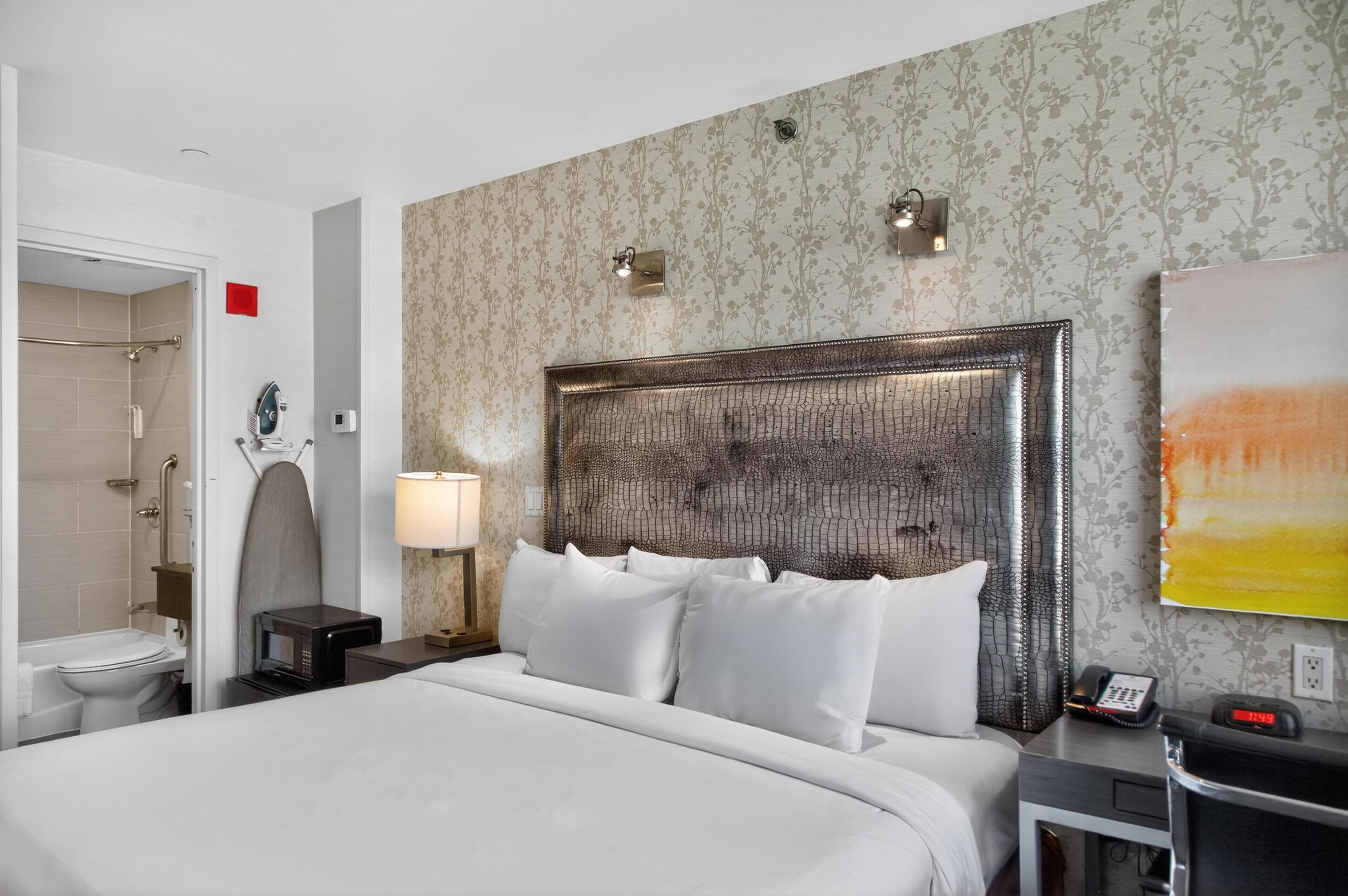 Standard Room, 1 King Bed, Non Smoking | Desk, laptop workspace, blackout drapes, iron/ironing board