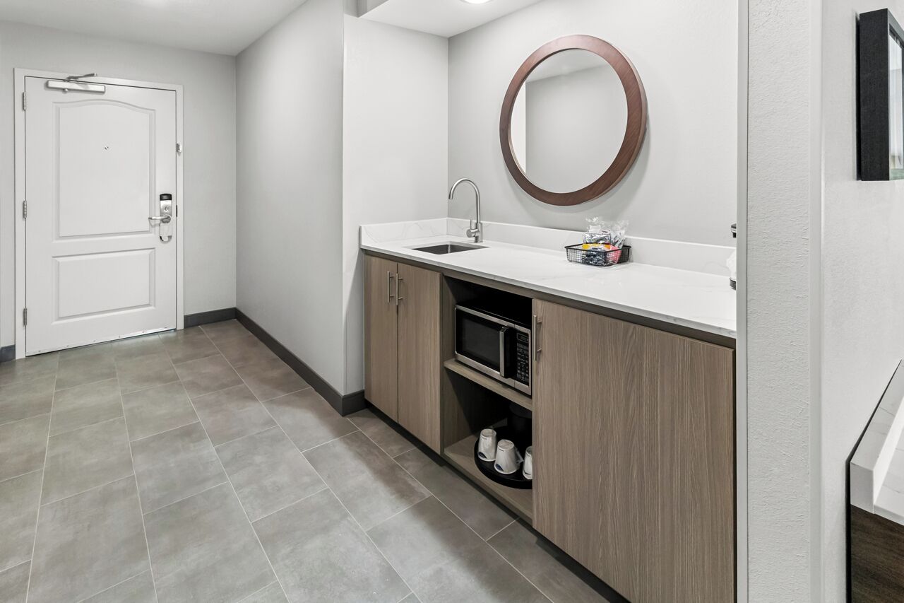 studio, 1 king bed, accessible, non smoking | individually decorated, individually furnished, desk, blackout curtains