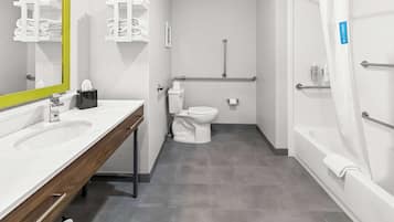Habitación, 2 camas Queen size, con acceso para personas discapacitadas (Mobility and Hearing) | Baño | Tina con regadera, amenidades de baño gratuitas, secadora de cabello