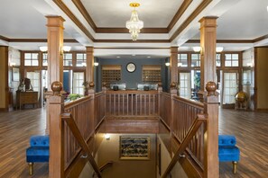 Lobby - Hotel Chequamegon, BW Signature Collection (Ashland)