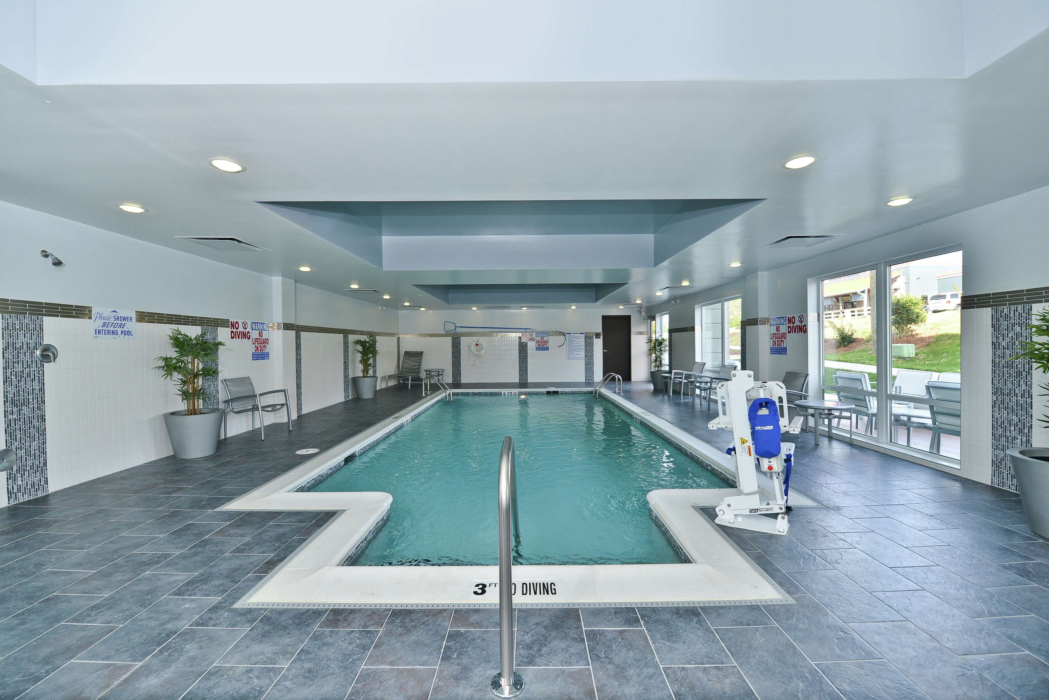 من حمّامات السباحة المغطاة