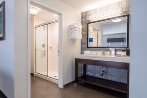 Bathroom shower - Hampton Inn & Suites Greensboro/Coliseum Area (Greensboro)