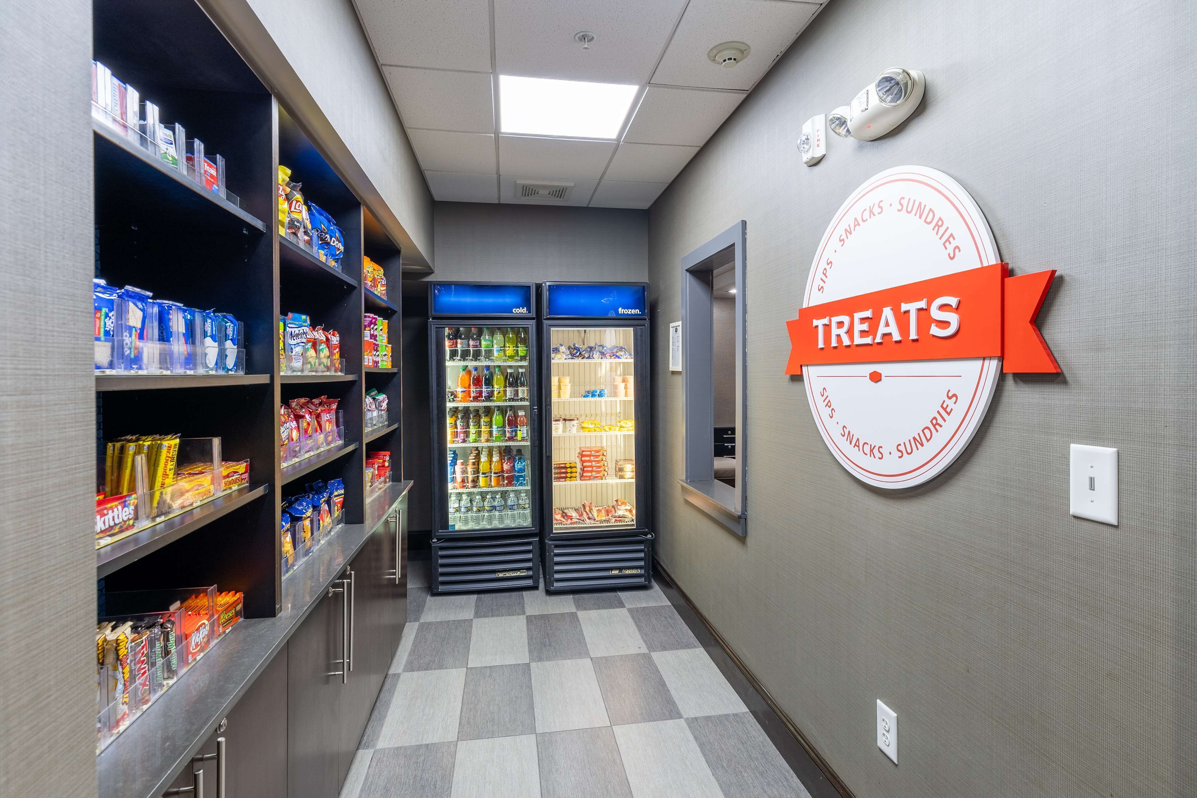 Un couloir doté d’étagères pour les collations et de deux distributeurs de boissons réfrigérées.