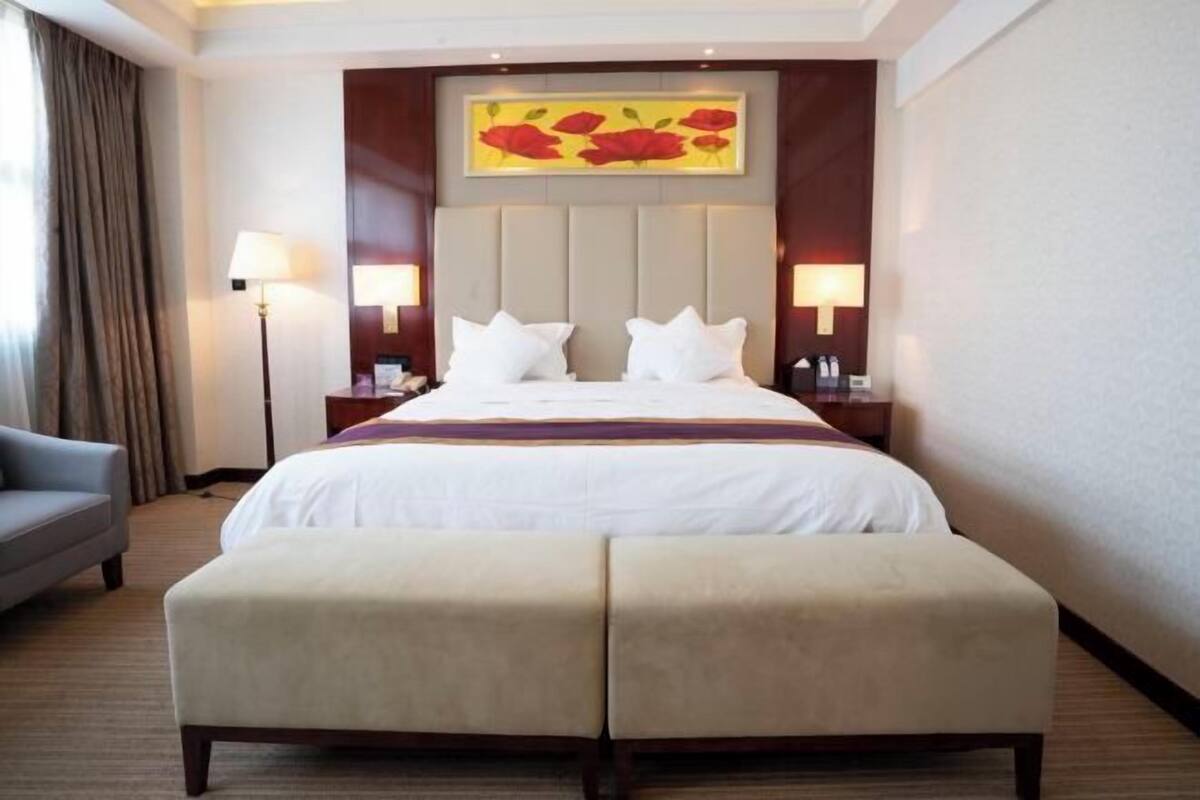 Minibar, in-room safe, alarm clocks