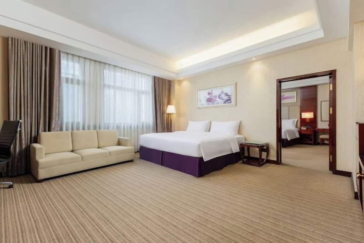 Minibar, in-room safe, alarm clocks