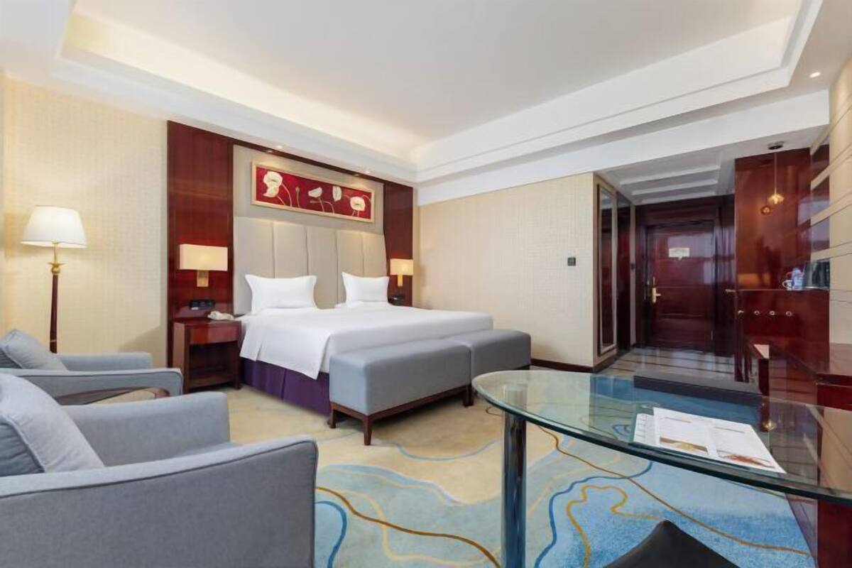 Minibar, in-room safe, alarm clocks