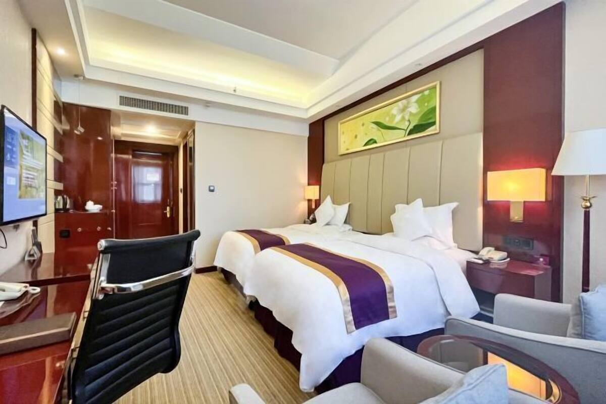 Minibar, in-room safe, alarm clocks