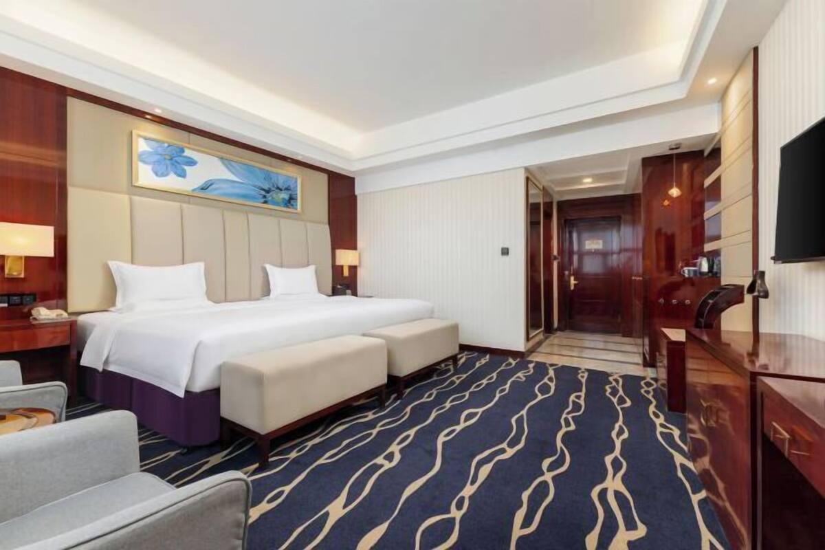 Minibar, in-room safe, alarm clocks