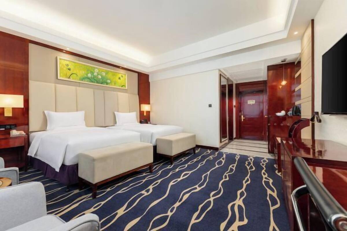 Minibar, in-room safe, alarm clocks