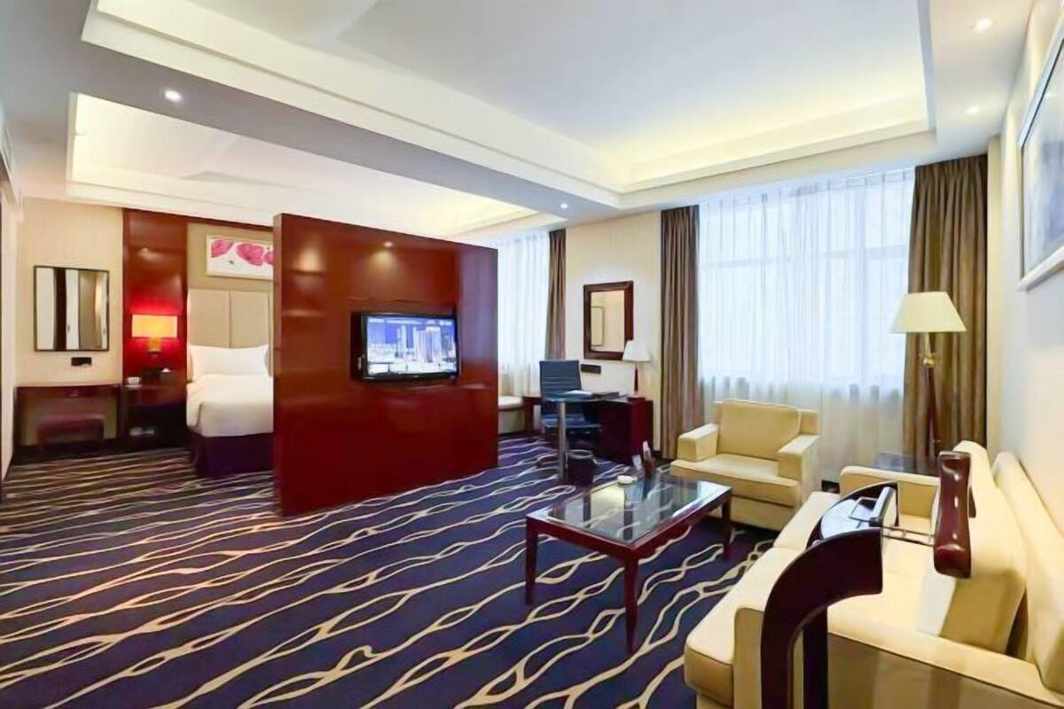 Minibar, in-room safe, alarm clocks