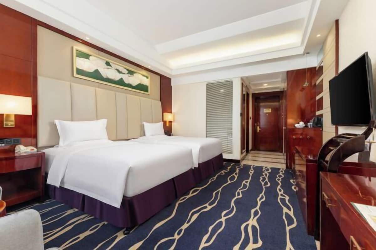 Minibar, in-room safe, alarm clocks