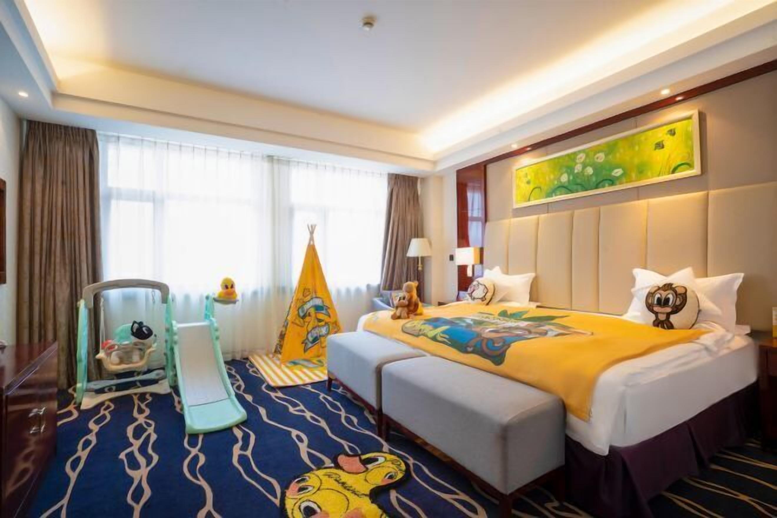 Minibar, in-room safe, alarm clocks