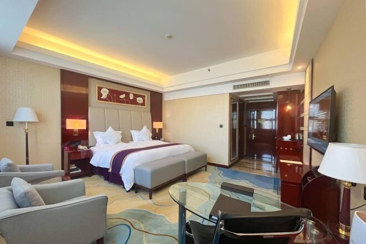 Minibar, in-room safe, alarm clocks