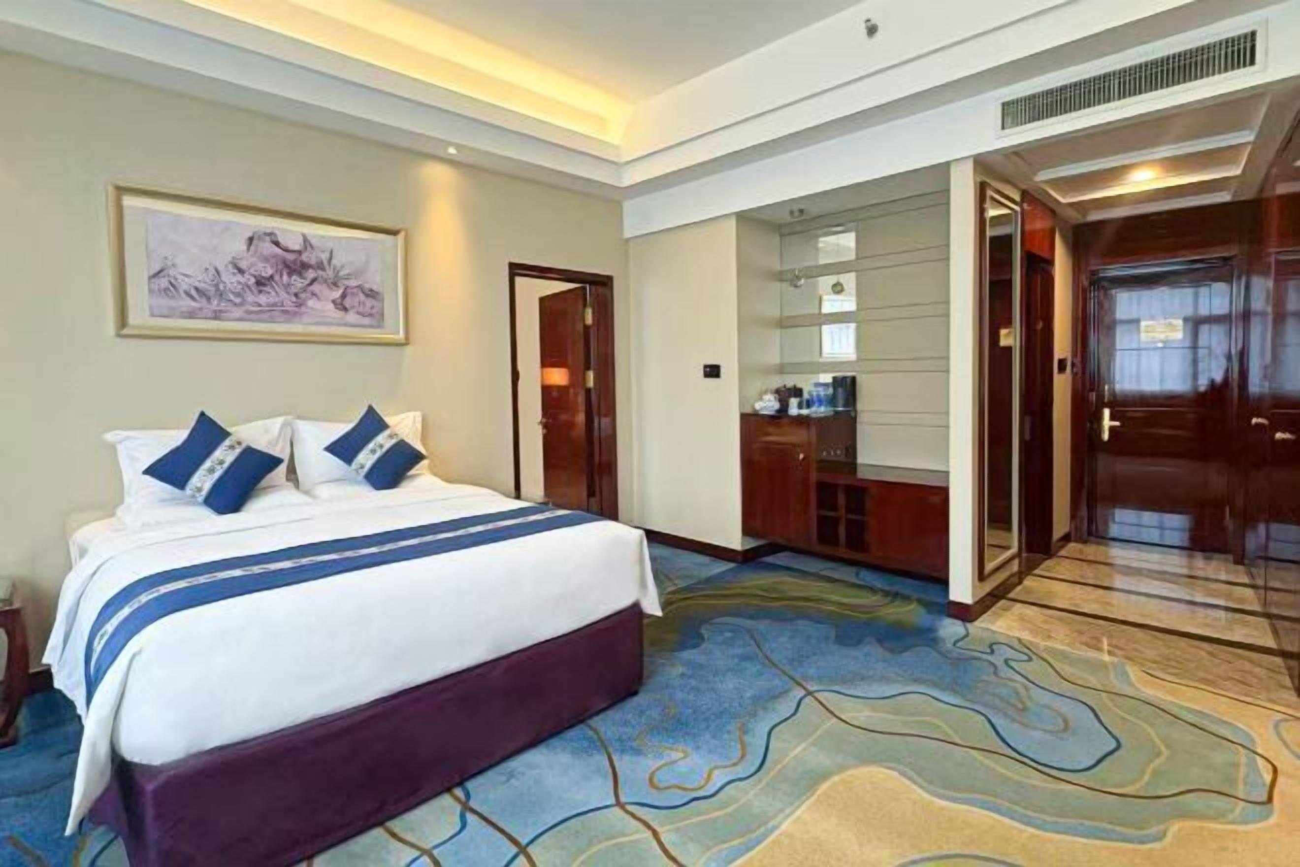 Minibar, in-room safe, alarm clocks