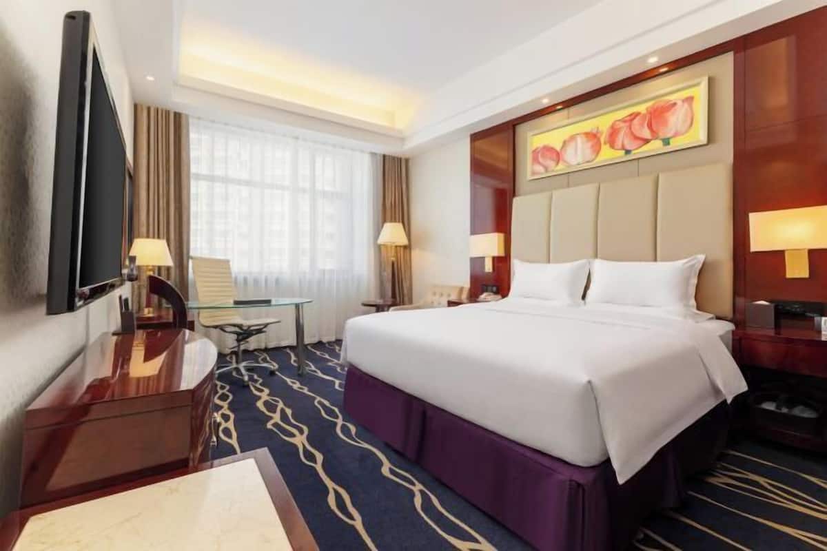 Minibar, in-room safe, alarm clocks