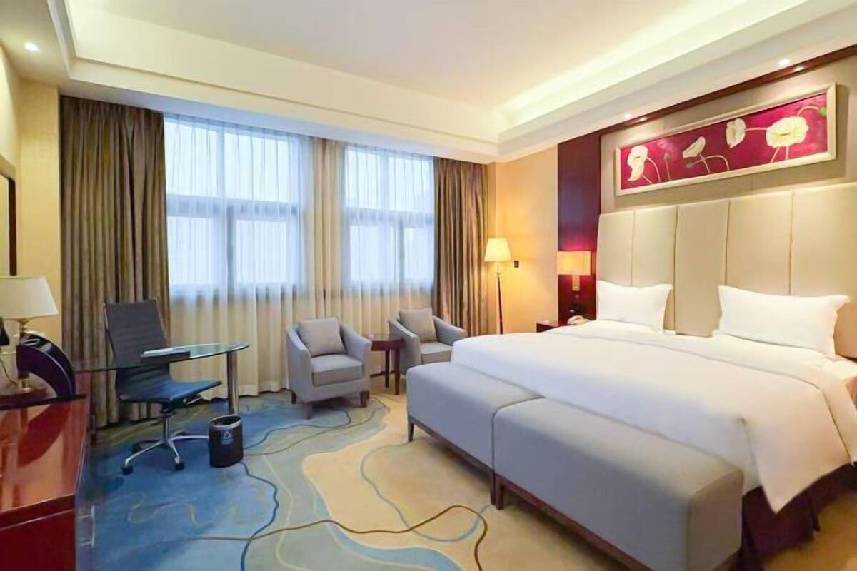 Minibar, in-room safe, alarm clocks