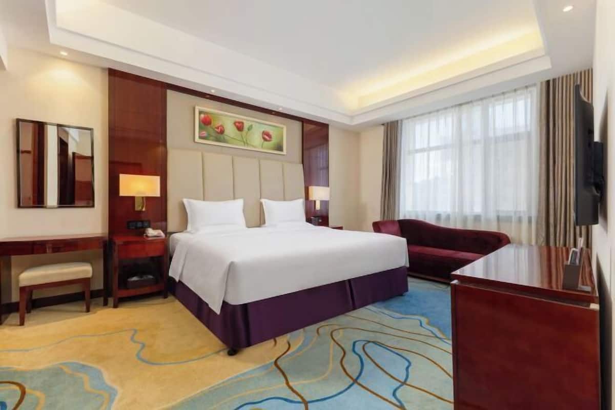 Minibar, in-room safe, alarm clocks