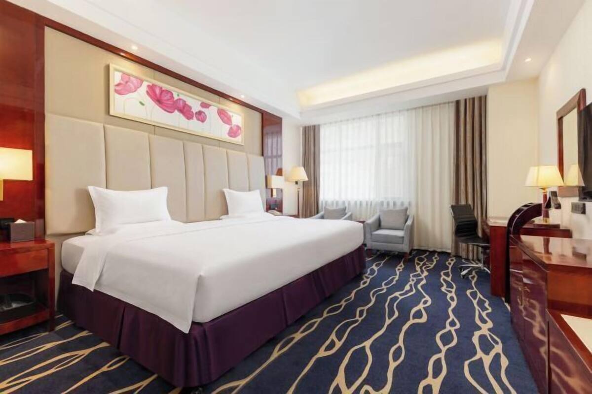 Minibar, in-room safe, alarm clocks