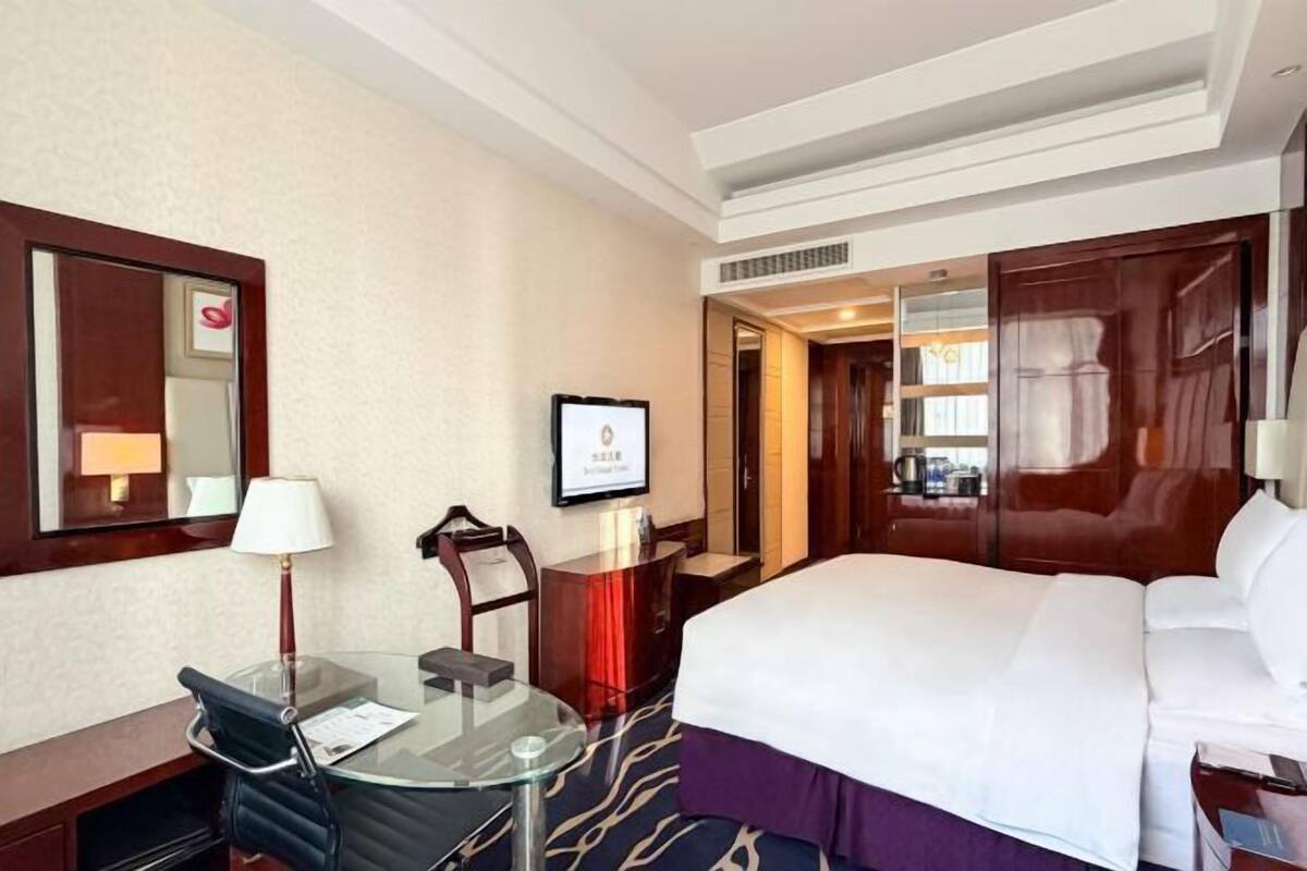 Minibar, in-room safe, alarm clocks