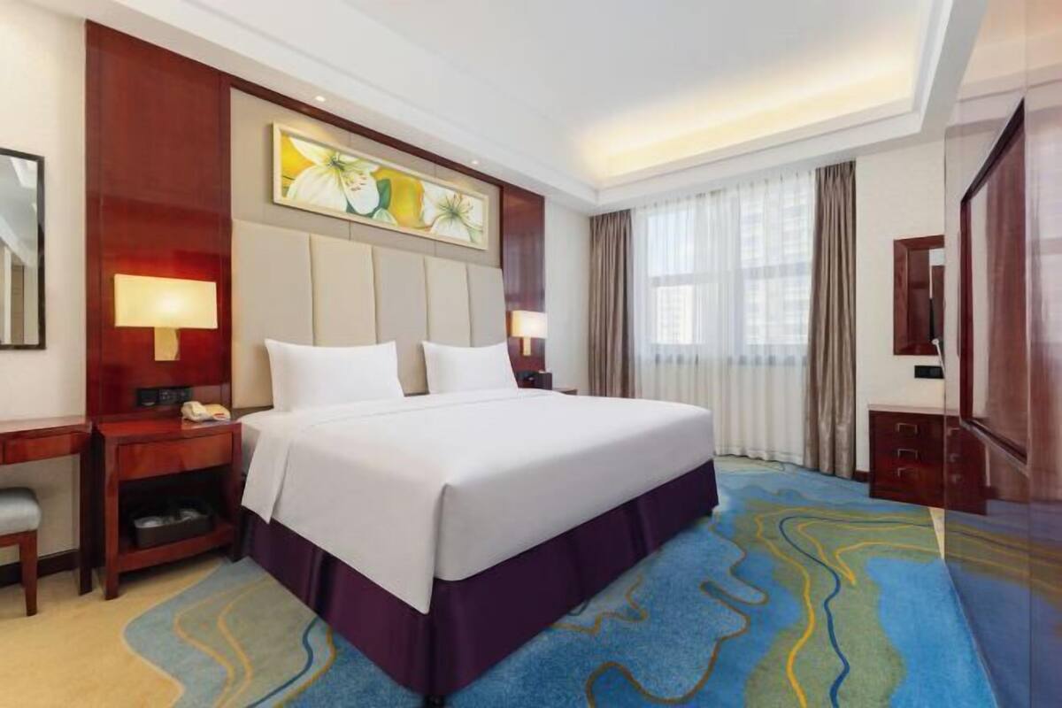Minibar, in-room safe, alarm clocks