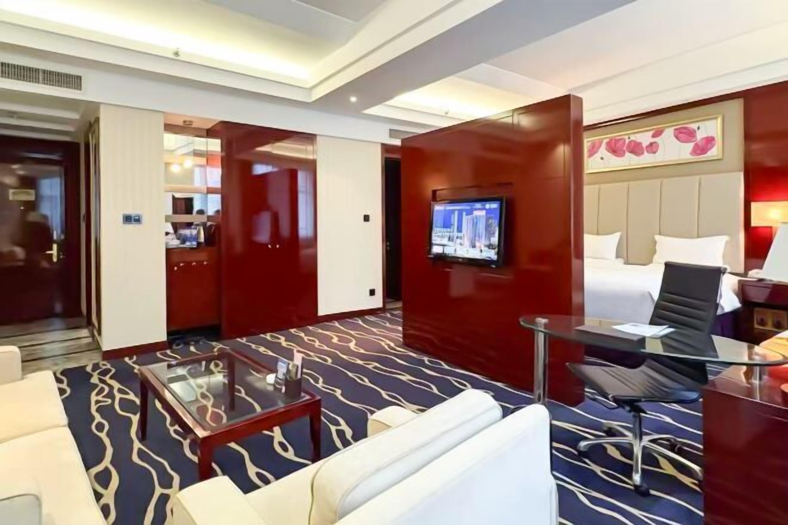 Minibar, in-room safe, alarm clocks