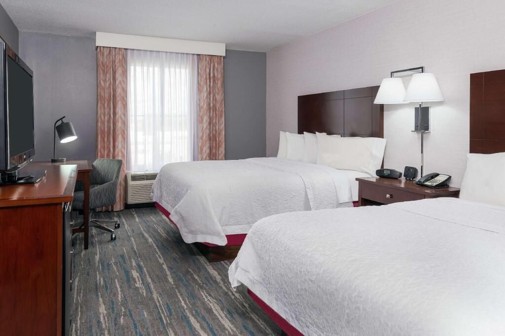 Een strijkplank/strijkijzer, gratis babybedden, gratis wifi, beddengoed