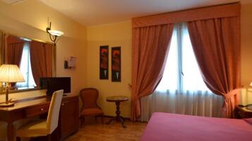 Camera Basic con letto matrimoniale o 2 letti singoli | Una cassaforte in camera, una scrivania, insonorizzazione