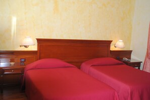 Basic Double or Twin Room | In-room safe, desk, soundproofing, rollaway beds - Hotel Vazzana (Volpiano)