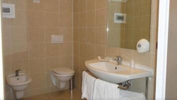 Camera familiare | Bagno | Doccia, set di cortesia gratuito, asciugacapelli, bidet