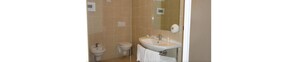 Family Room | Bathroom | Shower, free toiletries, hair dryer, bidet - Hotel Vazzana (Volpiano)