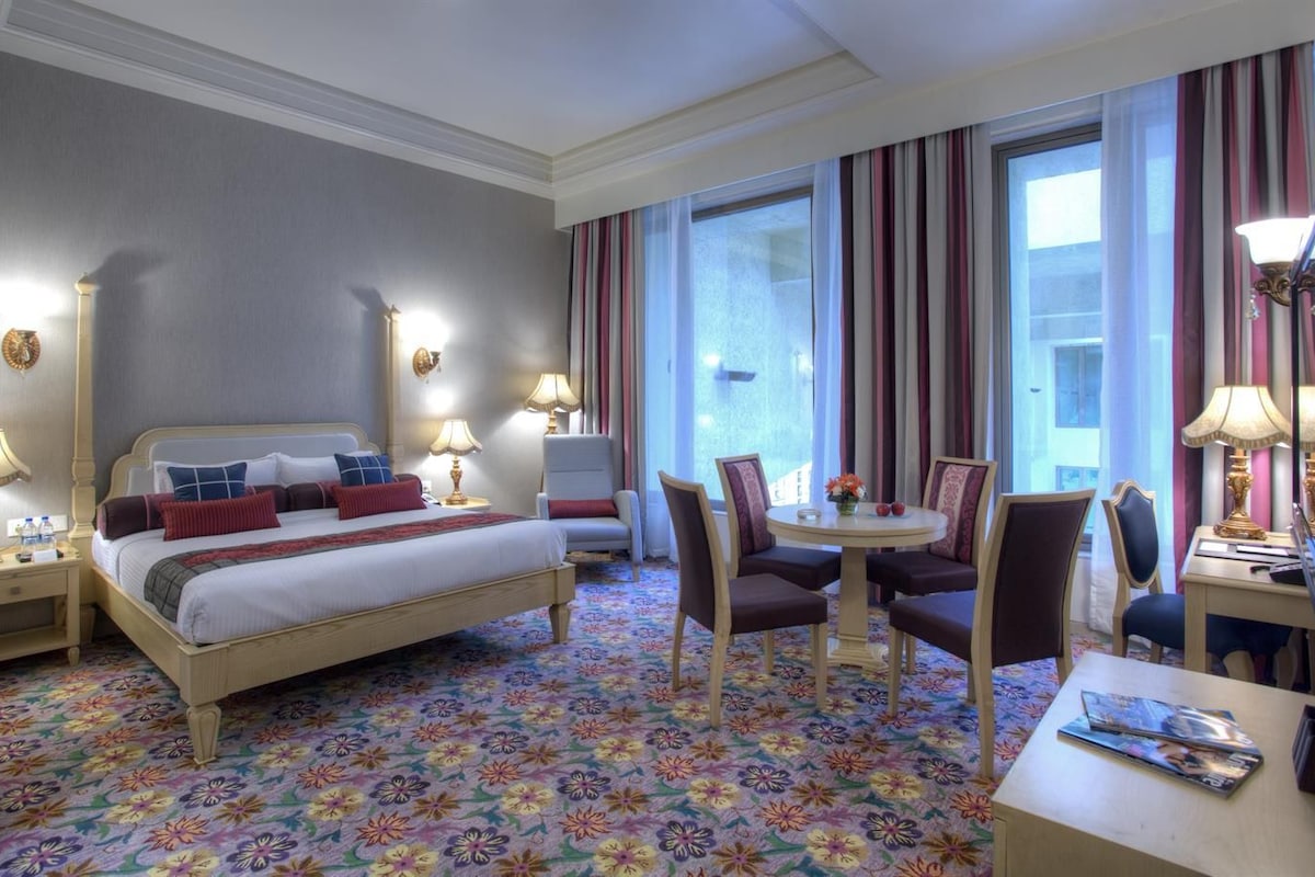 Premium Room, 1 King Bed | Premium bedding, minibar, in-room safe, desk