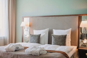 Familiekamer, niet-roken (Premium) | Een minibar, een kluis op de kamer, een bureau, geluiddichte muren