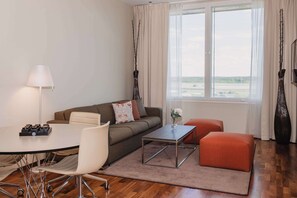 Habitación familiar, no fumadores (Premium) | Minibar, caja fuerte, escritorio y sistema de insonorización