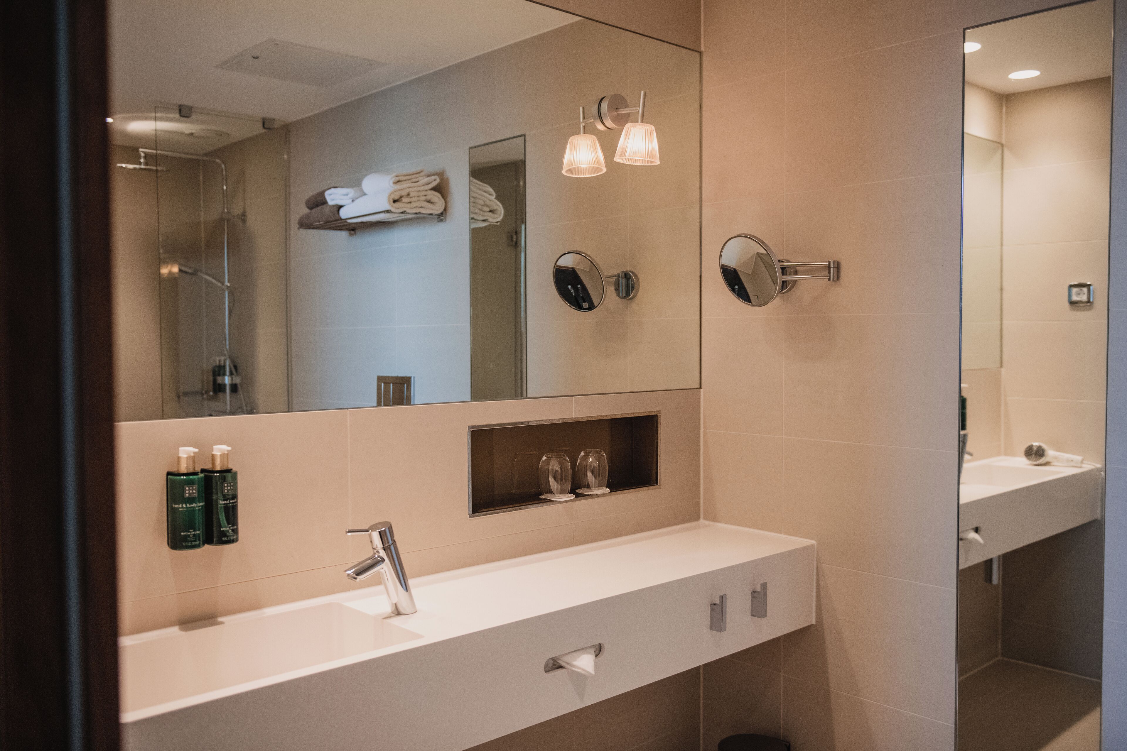 family room, non smoking (premium) | bathroom | shower, free toiletries, hair dryer, towels