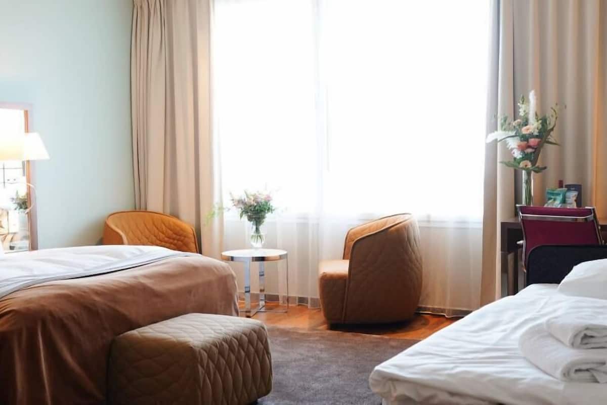 Family Room, Non Smoking | Minibar, in-room safe, desk, soundproofing