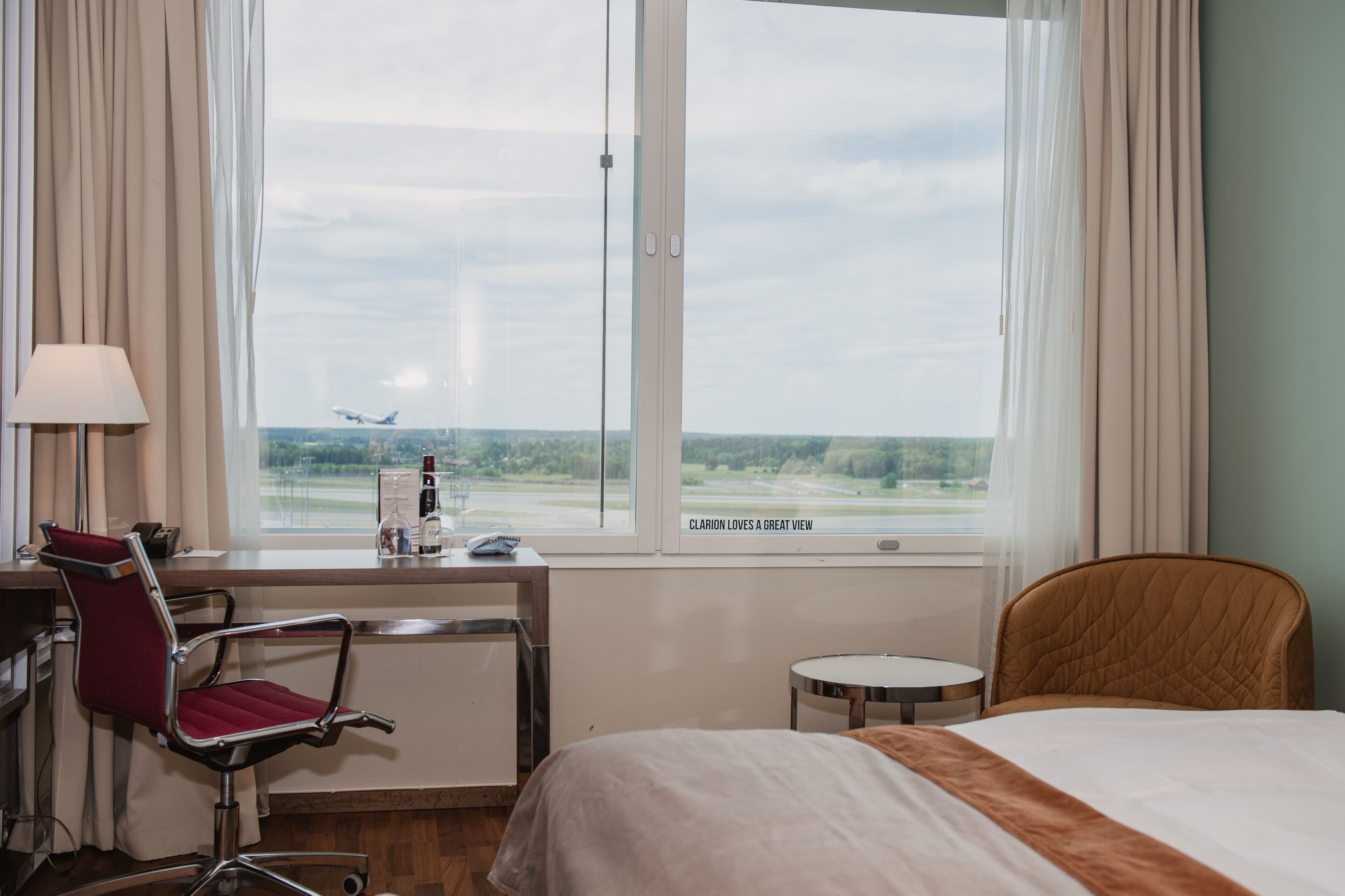 Standard Room, 1 Double Bed, Non Smoking | Minibar, in-room safe, desk, soundproofing