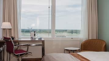 Standard Room, 1 Double Bed, Non Smoking | Minibar, in-room safe, desk, soundproofing