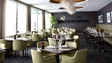 2 restaurants, breakfast, dinner served; international cuisine